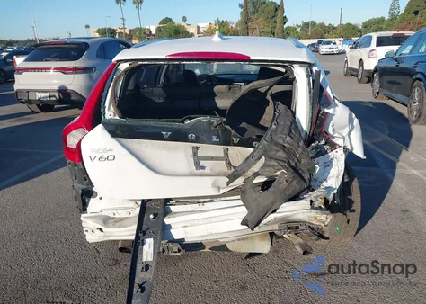 2015 Volvo V60 T5 Premier z USA, uszkodzony, nr VIN YV126MEB7F1192779